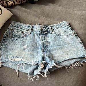 Size 27 levi Jean shorts